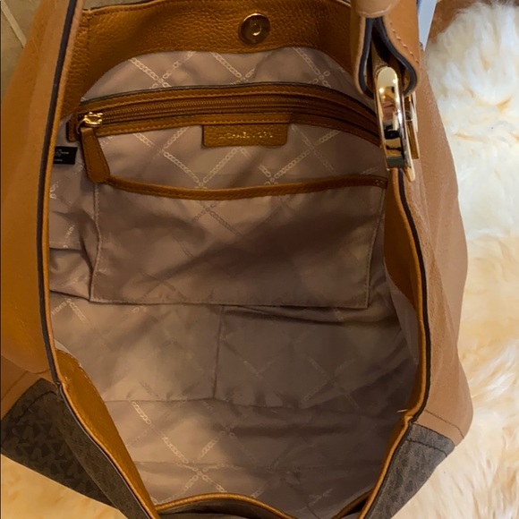 Michael Kors Fulton Large Hobo - Picture 6 of 10